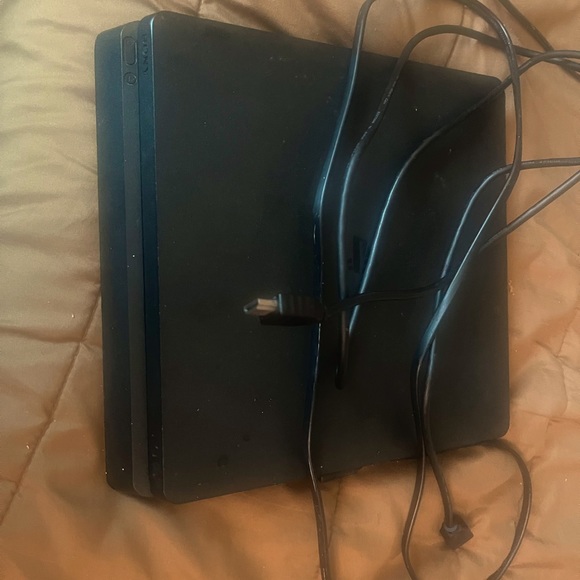 I am selling my ps4 I’m asking for a price of 170-150$ obo